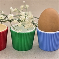 rillede-plastik-aeggebaegre-roedt-groent-blaat-retro-aeggeholdere